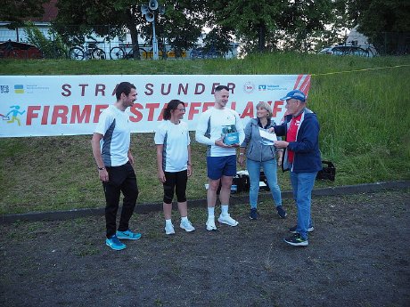 csm_Urkundenuebergabe_Firmenstaffellauf_Archivbild_a70996ac0e.jpg